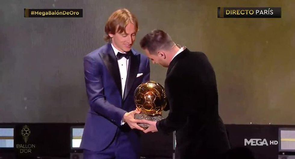 Luka Modric entregó el Balón de Oro a Lionel Messi. (Foto: Captura de Mega)