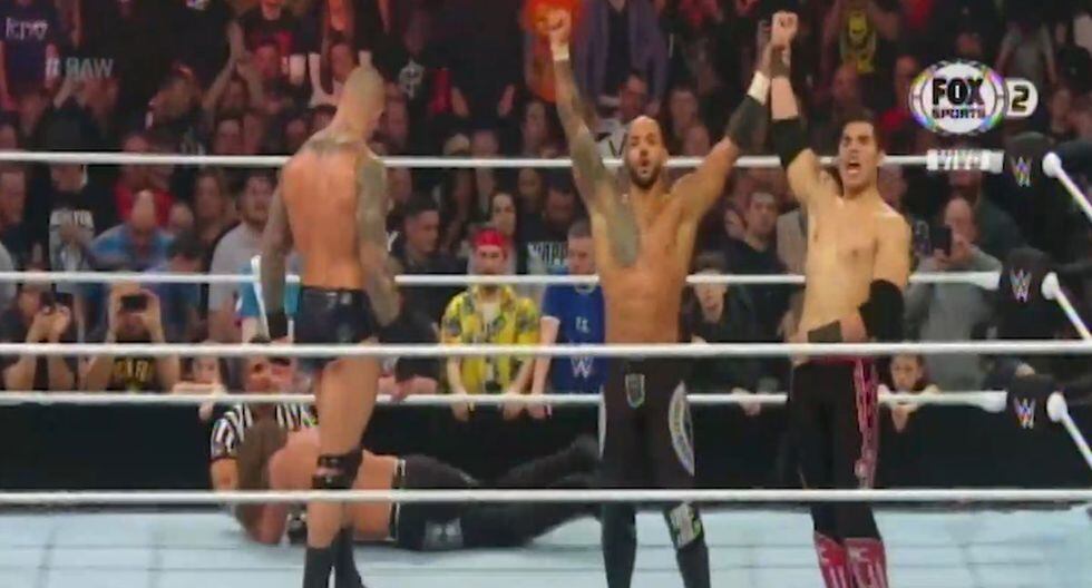A pesar de que ganaron los tres, Ricochet sigue sin confiar en Randy Orton. Por eso solo festejó con Humberto Carrillo. (Foto: WWE)