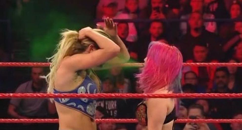 Asuka escupiéndole su líquido verde a Charlotte Flair. (Foto: WWE)