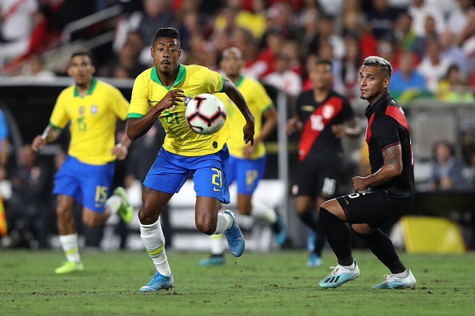 LOS ANGELES, CALIFORNIA - SEPTEMBER 10: Bruno Henrique #21 of Brazil eludes Miguel Trauco #6 of Peru during the second half of the 2019 International Champions Cup match on September 10, 2019 in Los Angeles, California. (Photo by Sean M. Haffey/International Champions Cup/Getty Images)