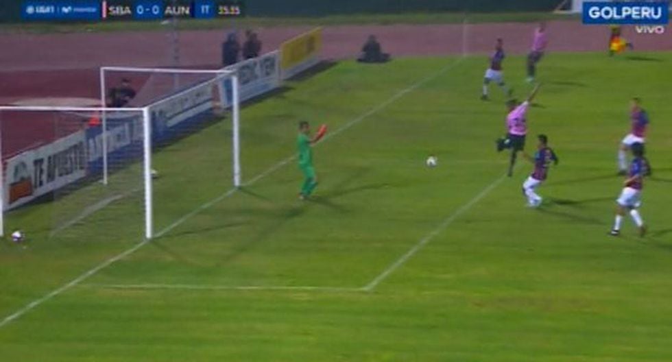 El blooper de Junior Ross que no terminó en gol para Sport Boys. (Captura)