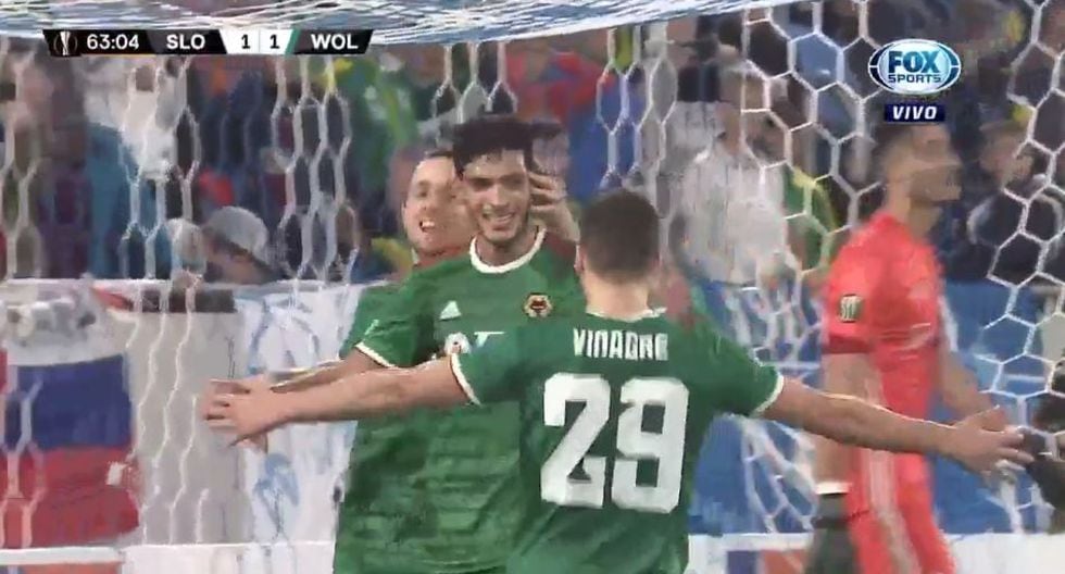 El gol de Raúl Jiménez que puso el 2-1 de los Wolves por Europa League. (Fox Sports)