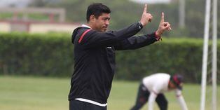 La ‘U’ avanza en silencio, la columna del Director