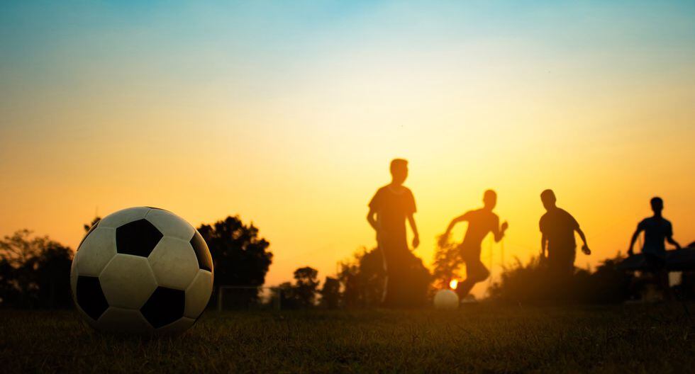 La inserción de jóvenes venezolanos en el fútbol peruano.