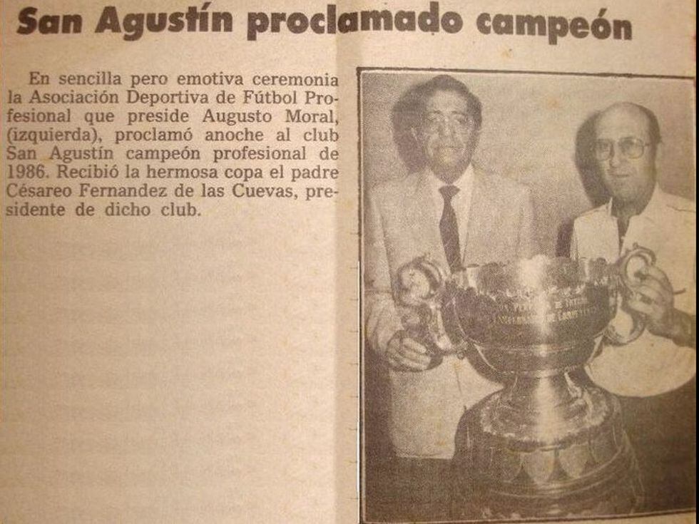 El padre Cesáreo recibiendo oficialmente el trofeo de campeón en la ceremonia de la ADFP. (USI)