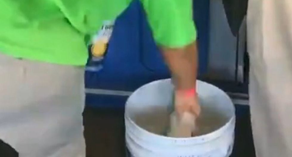 Los empleados de Santos Laguna fueron despedidos por tomar cerveza en balde. (Twitter)