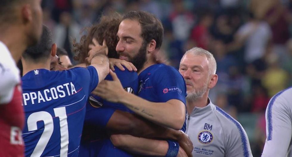 Higuaín y David Luiz se reconciliaron tras ganar título de la Europa League.
