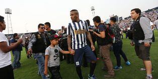 Farfán: así alentó a Alianza Lima para el clásico ante Universitario Farfán: así alentó a Alianza Lima para el clásico ante Universitario