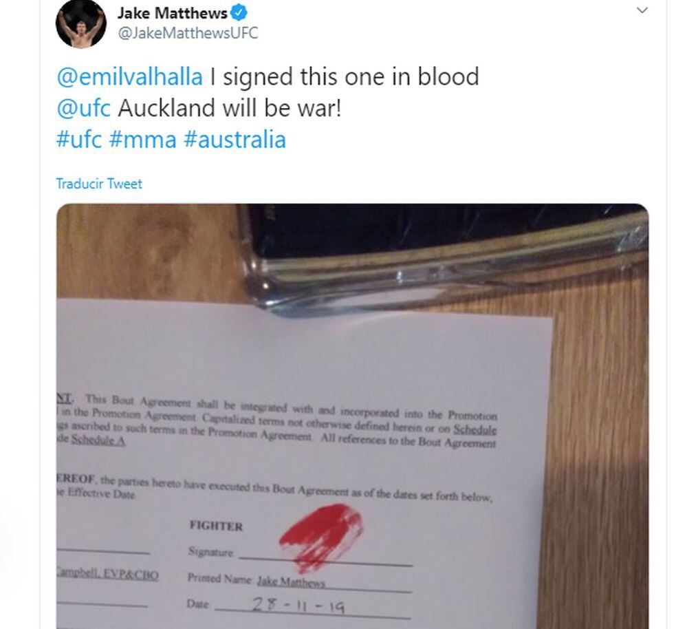 Jake Matthews firmó su contrato con sangre. (Twitter)