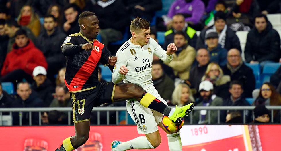 Luis Advíncula podría recuperar el titularato en Rayo Vallecano tras estar ausente por la fecha FIFA. | Foto: AFP