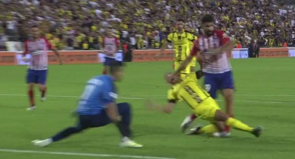 Diego Costa es retirado en camilla tras criminal falta. (Twitter)