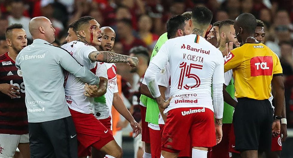 Paolo Guerrero mostró el brutal corte que sufrió tras choque con Caio previo a su expulsión ante Flamengo. (Getty Images)