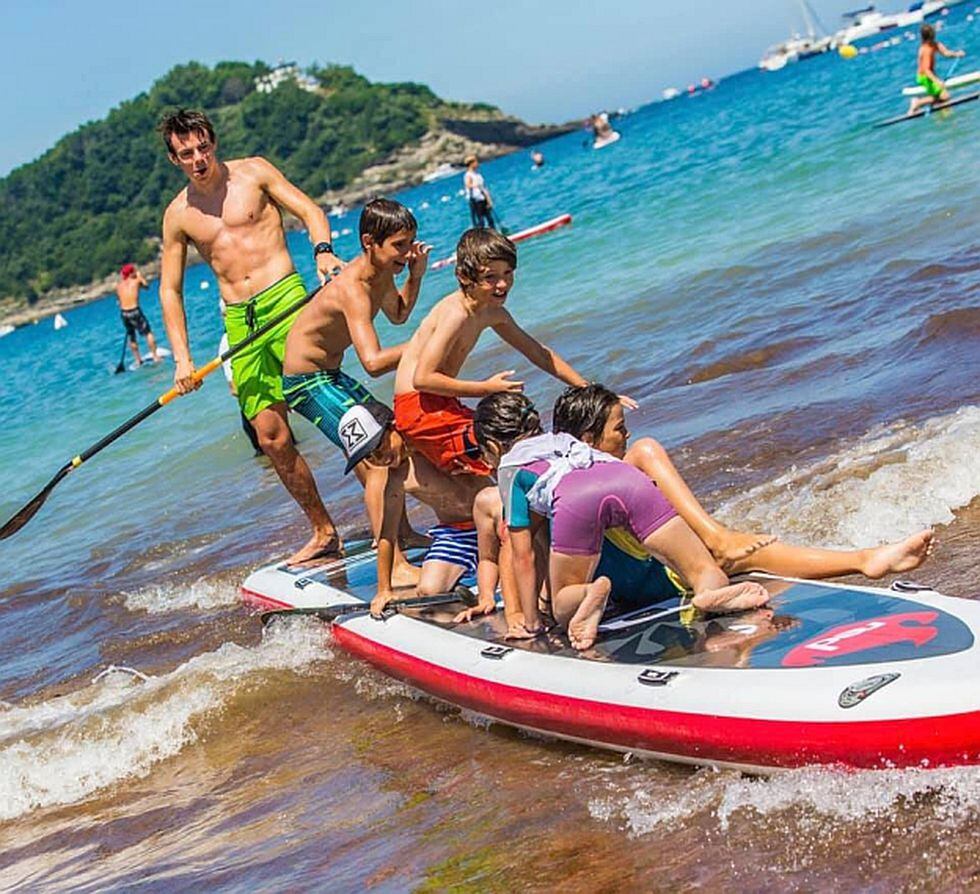 Siempre que está en Lima, Itzel da clases de Stand Up Paddle a niños de forma gratuita en la Costa Verde, usualmente en la playa del Club Regatas de Chorrillos. (Foto: Georgia S Photography)