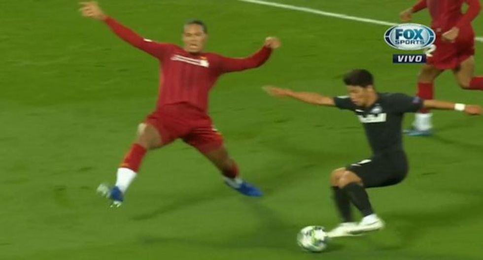 Hwang le marcó al Liverpool tras dejar en el piso a Virgil van Dijk. (Fuente FOX/Captura)