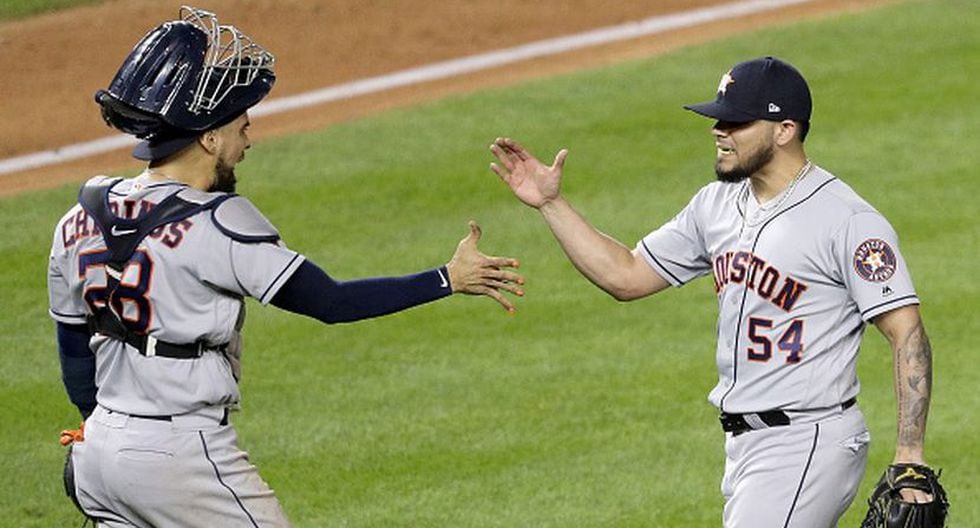 Robinson Chirinos y Roberto Osuna celebrando la victoria de los Houston Astros. (Foto: Getty Images)