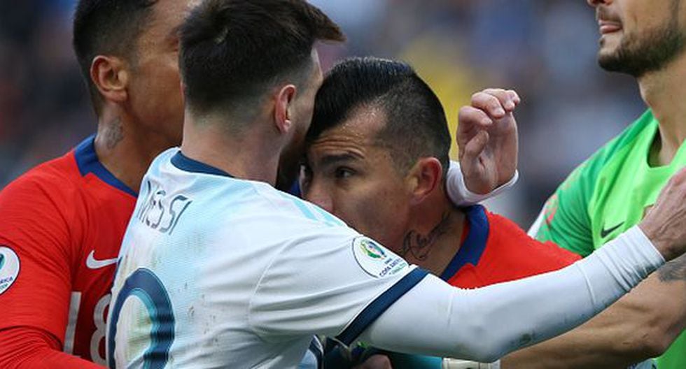 Gary Medel y Messi fueron expulsados. Ambos se perderán los primeros duelos de las Eliminatorias Qatar 2022, que comienzan en marzo. (Getty)