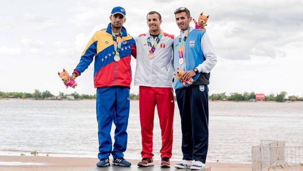 Álvaro en el podio de remo coastal. (Juegos Suramericanos de Playa Rosario 2021)