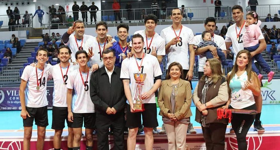 El equipo de Regatas que salió campeón en la presente temporada de la Liga Nacional Superior de Voleibol Masculino. (Foto: FPV)