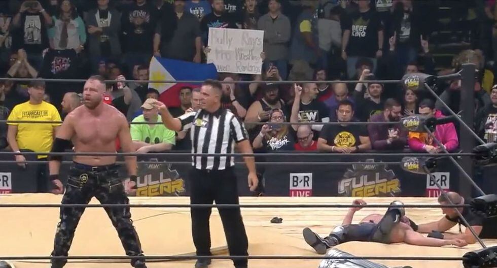 Jon Moxley celebrando su victoria. (Foto: AEW)