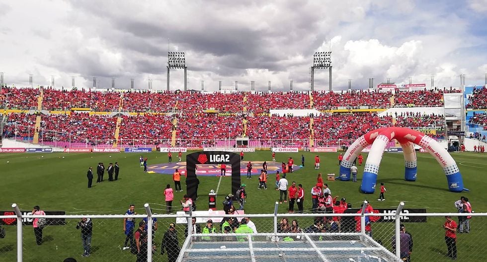 Los hinchas de Cienciano han aborrotado el estadio Garcilaso de la Vega (Foto: Diego Lara)