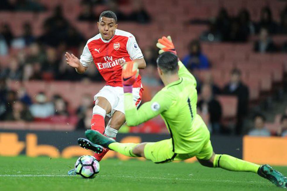 Donyell Malen no debutó oficialmente con el Arsenal inglés.