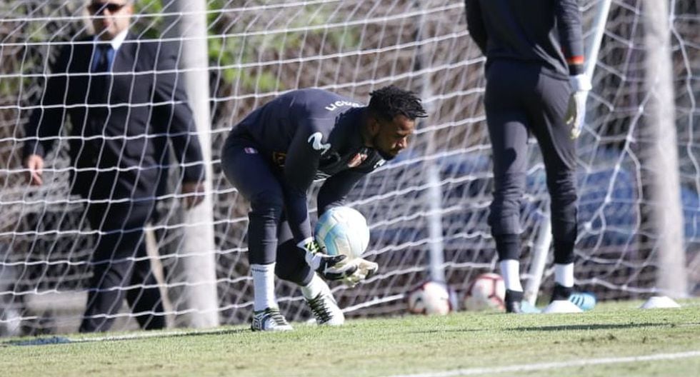 Carlos Cáceda se lució con un triple atajada en los entrenamientos previos al Perú vs. Uruguay. (Foto: Jesús Saucedo / GEC)