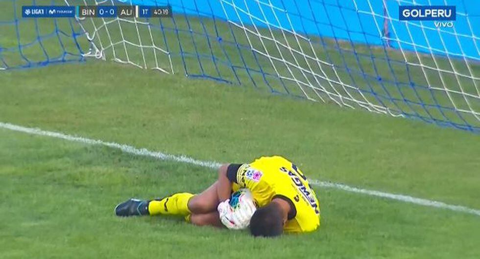 Michael Sotillo tapó el penal de Alianza Lima. (Captura)