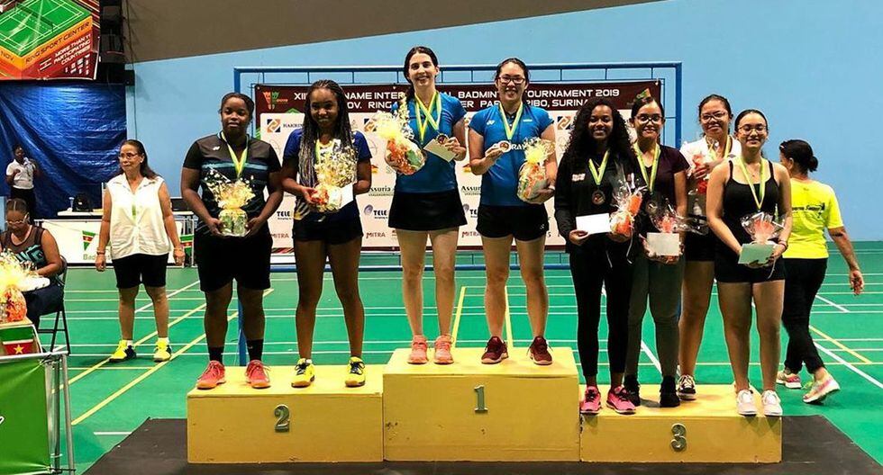 Danica Nishimura y Daniela Macías en el podio del XIII Suriname International 2019. (Foto: Bádminton Perú)
