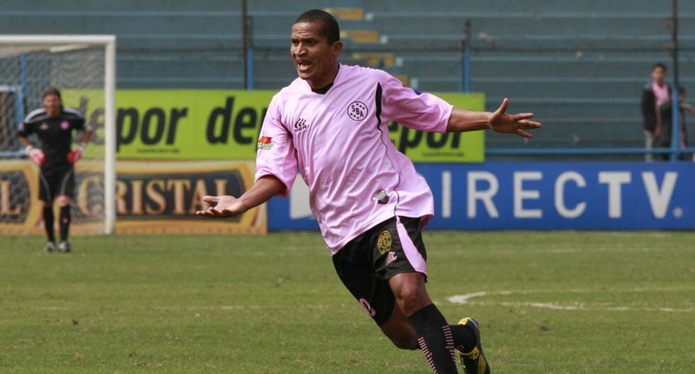 Carlos 'Kukín' Flores debutó en el fútbol profesional con la camiseta de Sport Boys.