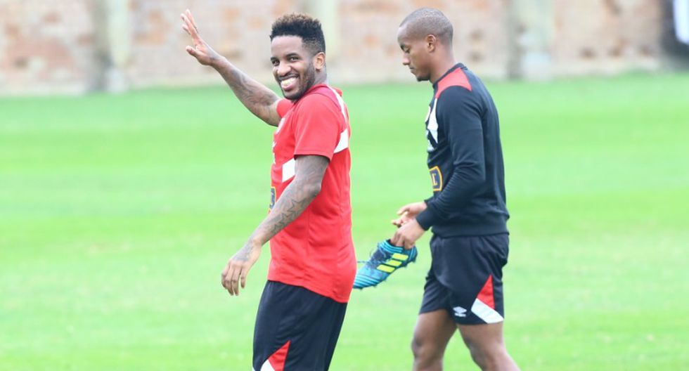 Perú en Rusia 2018: capitán del Lokomotiv le dio un beso a Jefferson Farfán en plena entrevista. (@fclokomotiv)