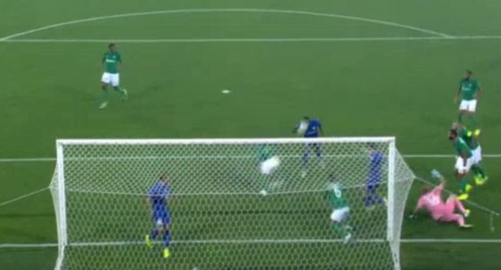 Miguel Trauco no pudo evitar salvar el primer gol del Genk. (Video: YouTube)
