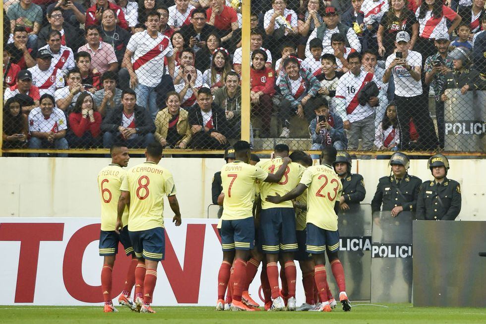 El más reciente antecedente entre Perú y Colombia es favorable para la escuadra ‘cafetera’. (AFP)