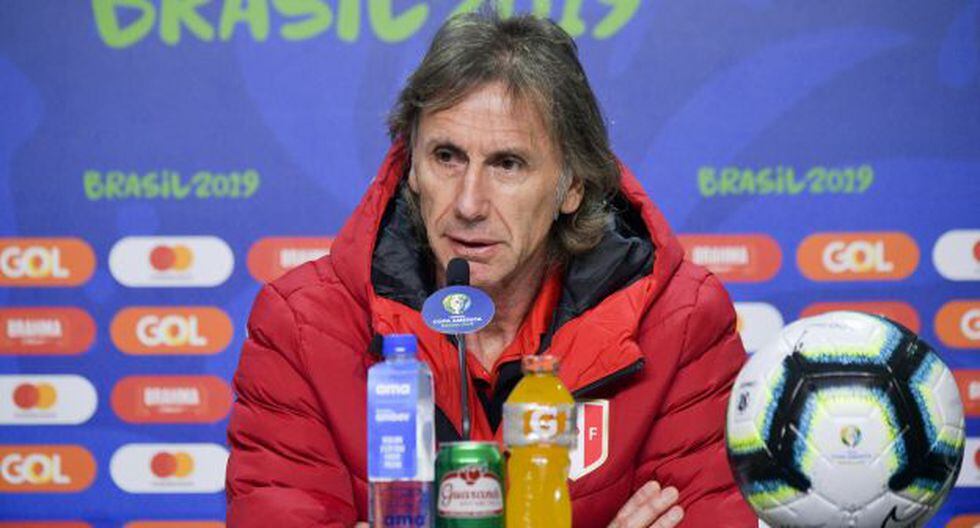Ricardo Gareca saludó a los maestros al final de la conferencia de prensa previo al choque ante Brasil. (Foto: AFP)