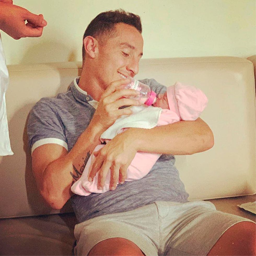 Andres dandole biberon a su bebe. (Foto: Instagram)