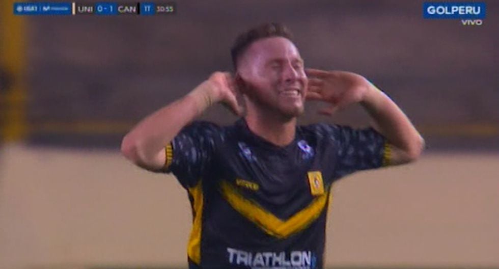Sebastián La Torre aprovechó el error de José Carvallo para marcar el primer gol del Delfín. (Captura)