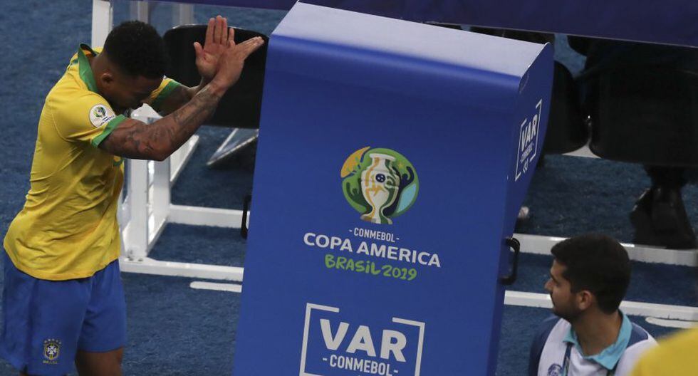 Gabriel Jesús empujó la cabina del VAR. (AP)