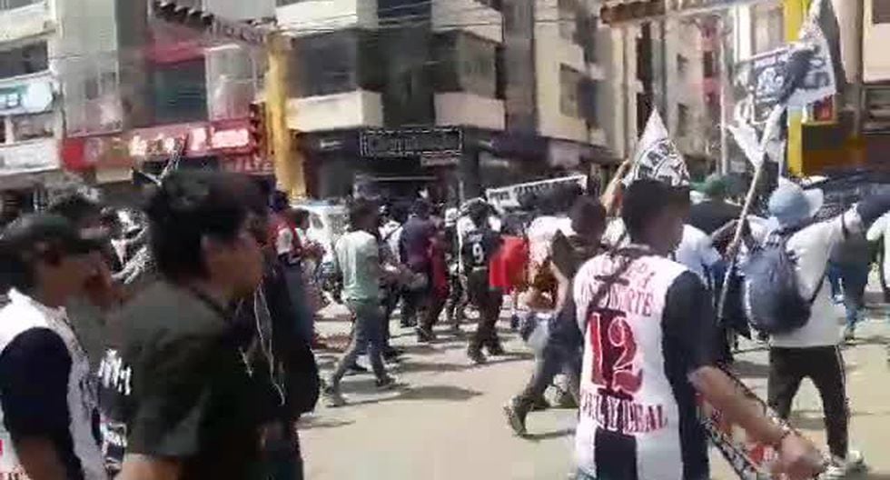 La barra de Alianza Lima en la plaza de Juliaca. (Video: Alan Mayta)