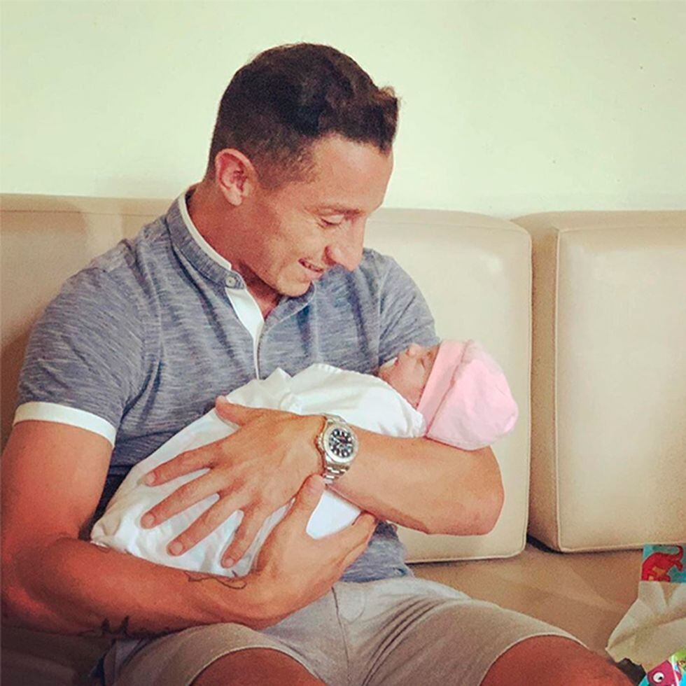 Andres y su bebe. (Foto: Instagram)