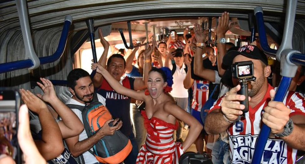 La reina del Carnaval de Barranquilla con hinchas de Junior. (Foto: Agencias)