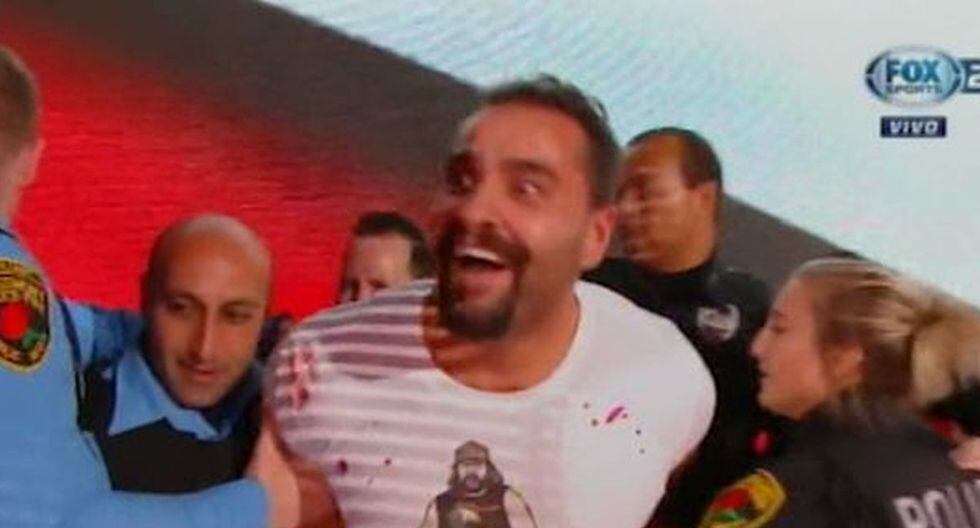 Rusev siendo arrestado en Raw. (Foto: WWE)