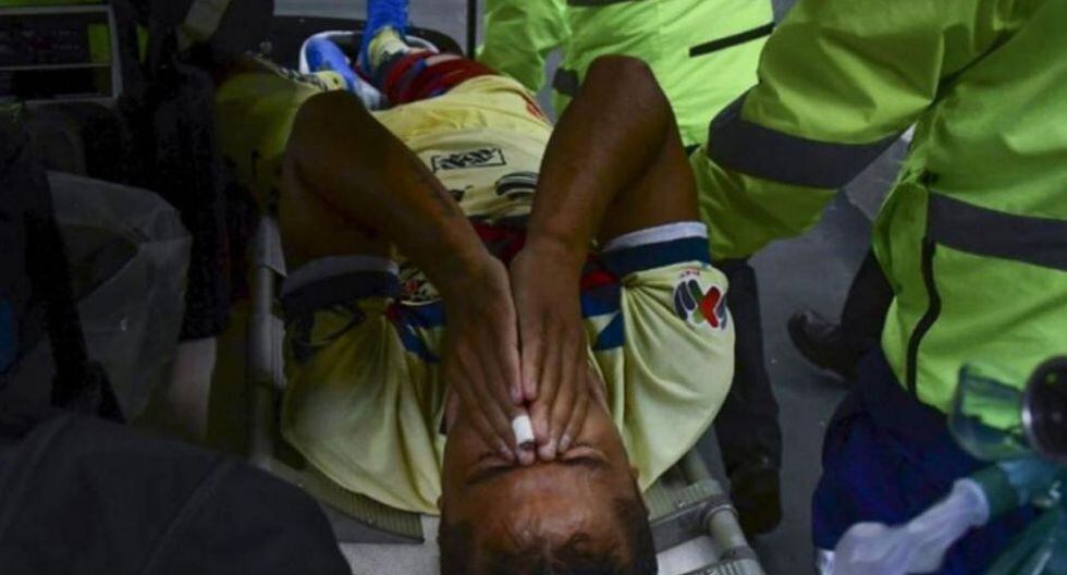 Dos Santos no terminó el Clásico Nacional por lesión que le produjo Briceño. (AFP)