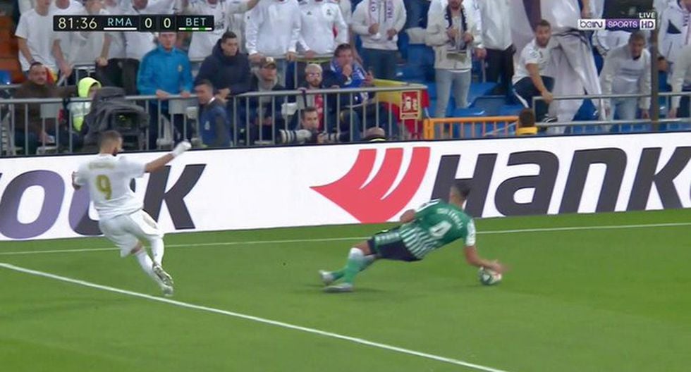 Mano de Feddal en el Real Madrid vs. Betis. (LaLiga)