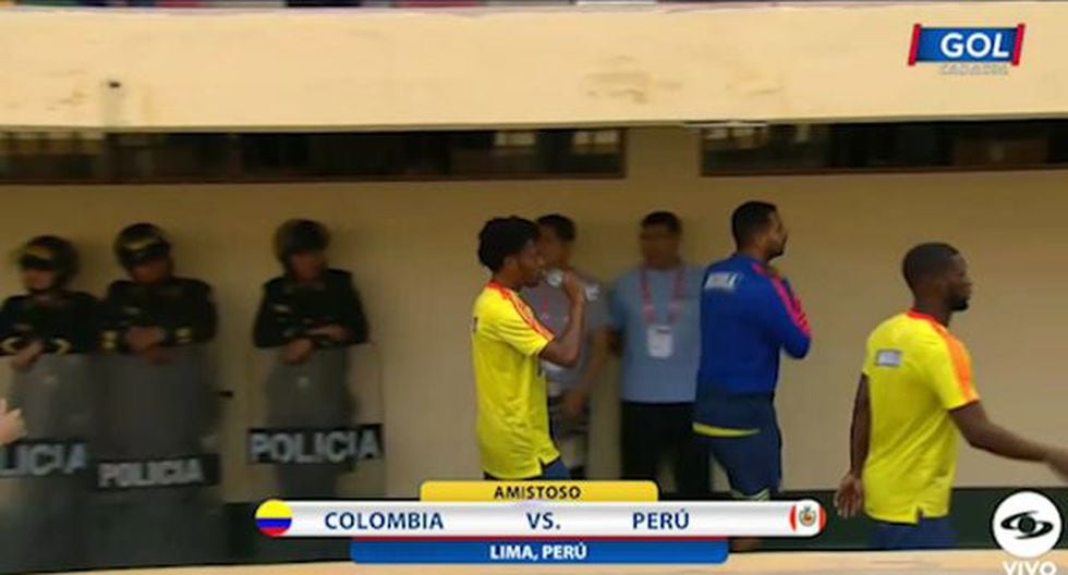 Hincha le regaló un libro al volante colombiano Juan Cuadrado en el Monumental. (Captura)