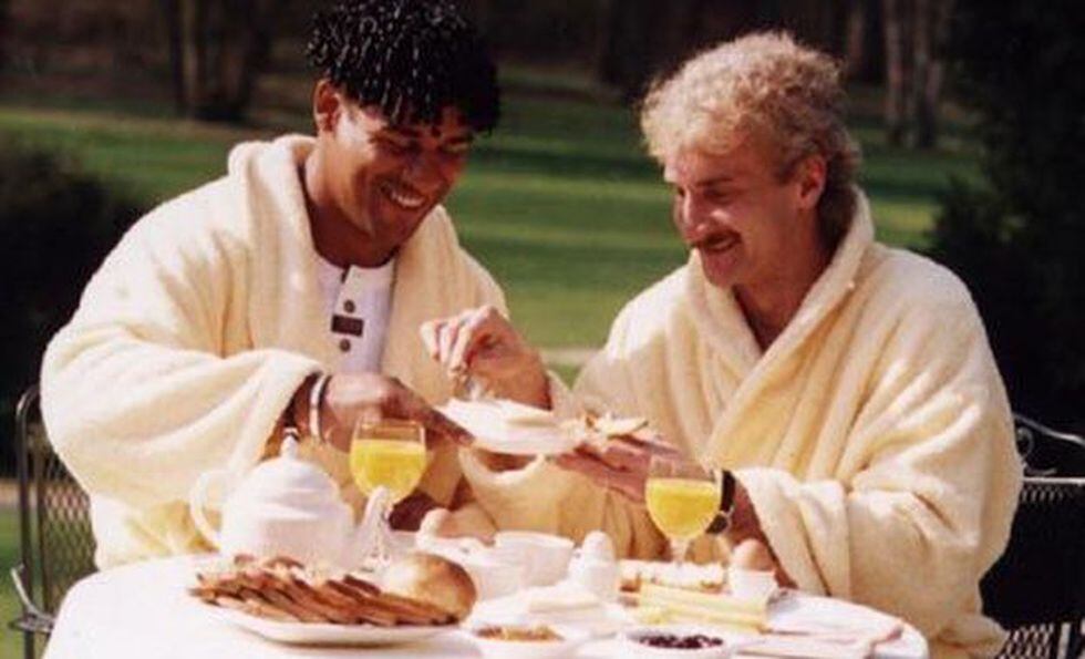 Rijkaard y Völler untando 'la mantequilla de la paz'. (Foto: captura)