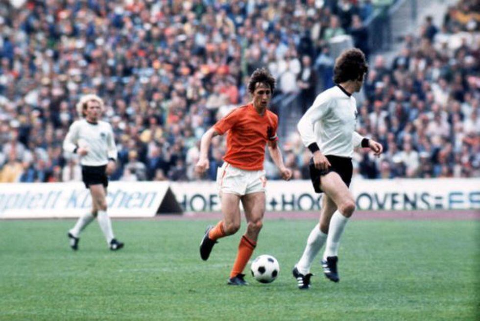 El día de la final del Mundial 1974, el diario Bild aseguró que Cruyff había pasado la noche anterior con una mujer en el hotel. El '14' había estado hablando por teléfono con su esposa. (Foto: difusión)