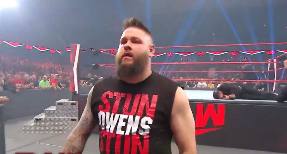 Kevin Owens retirándose luego de haberle aplicado su 'paralizadora' a Seth Rollins. (Foto: WWE)