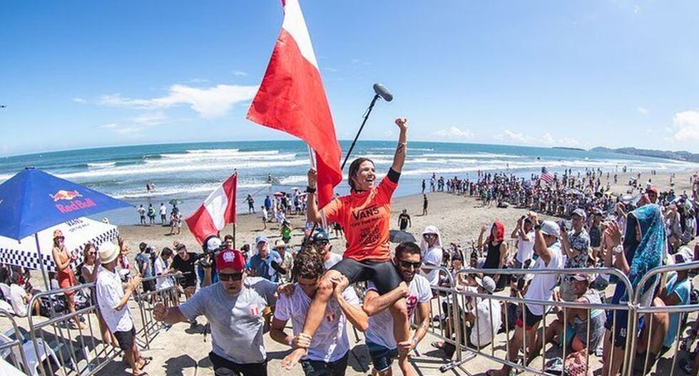 Sofía Mulánovich cargada en hombros por el equipo peruano. (Foto: SurfAndRockTV)