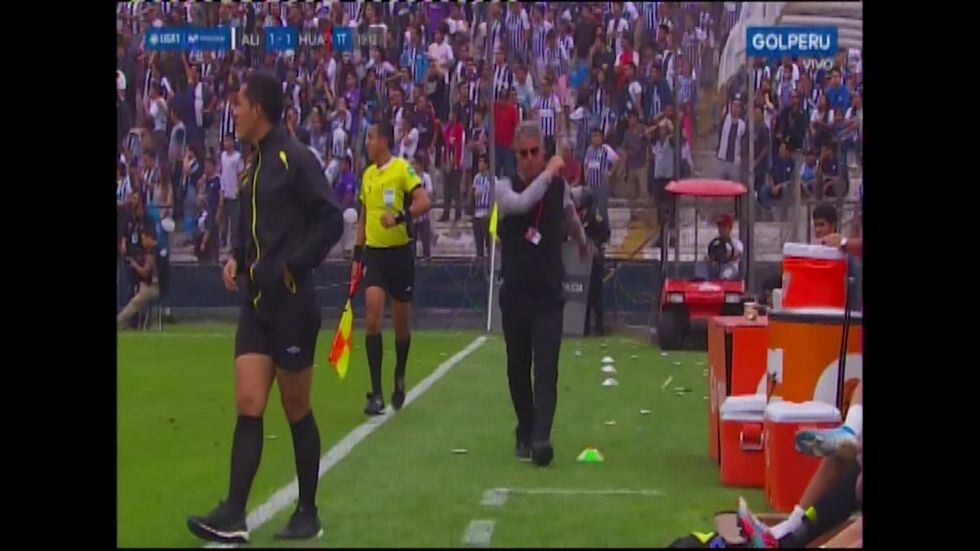 La reacción de Pablo Bengoechea tras el error de la defensa de Alianza Lima. (Captura)