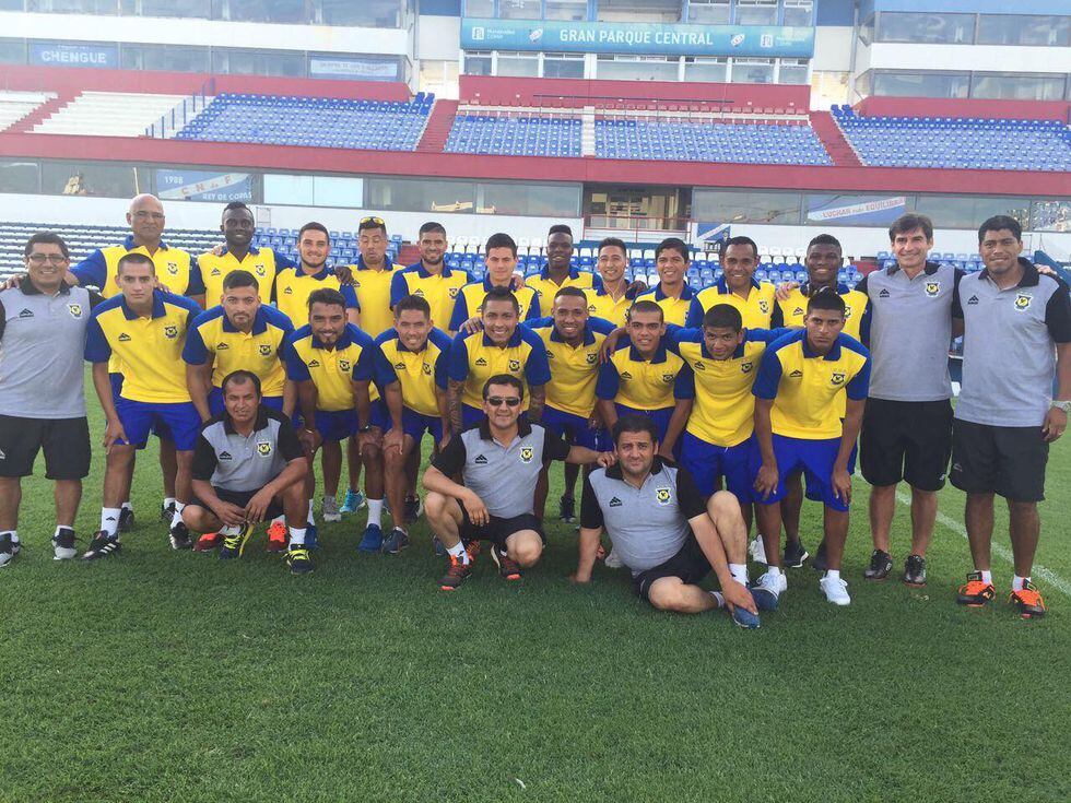El plantel de Comerciantes Unidos está listo para dar el golpe en Uruguay. (Foto: Prensa Comerciantes Unidos)