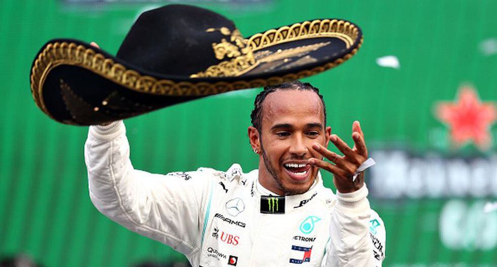Lewis Hamilton con un sombrero de mariachi celebrando su victoria en tierras mexicanas. (Foto: Getty Images)